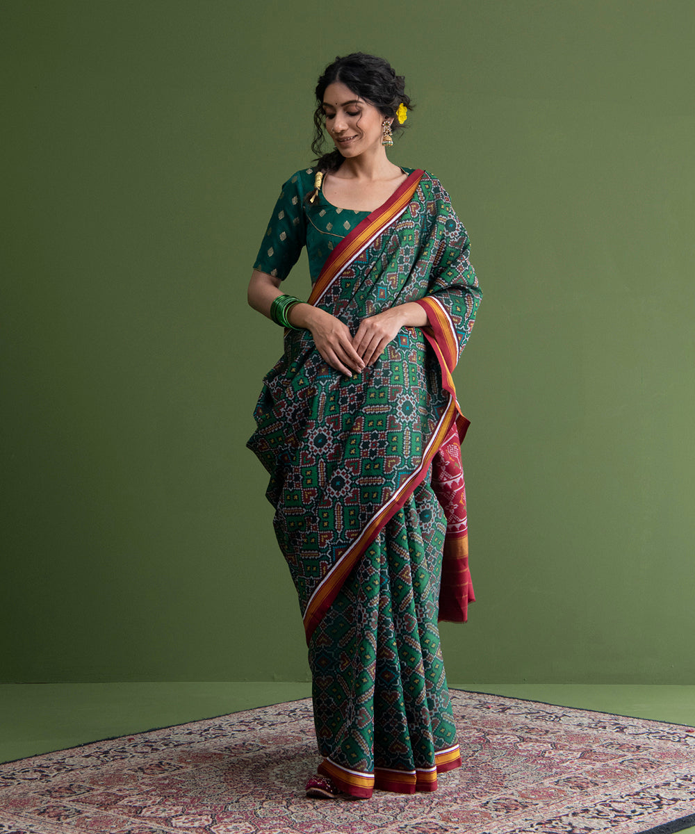 Teal_Green_And_Red_Handloom_Single_Ikat_Weft_Dyed_8_Ply_Mulberry_Silk_Patola_Saree_WeaverStory_02