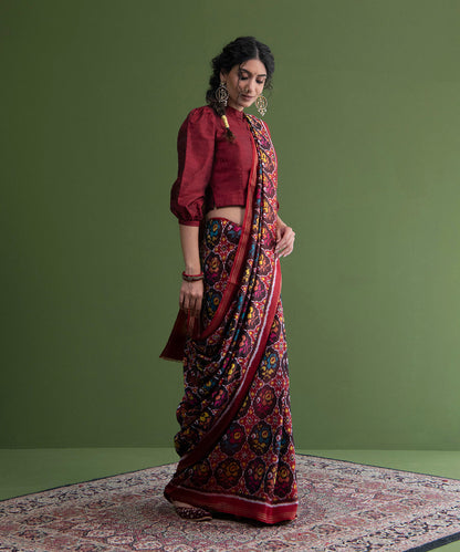 Handloom_Brown_And_Red_Weft_Dyed_Patola_Saree_With_8_Ply_Mulberry_Silk_And_Circular_Motifs_WeaverStory_02