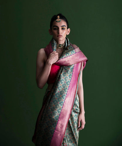 Green_Handloom_Pure_Katan_Silk_Brocade_Banarasi_Saree_With_Pink_Border_WeaverStory_01