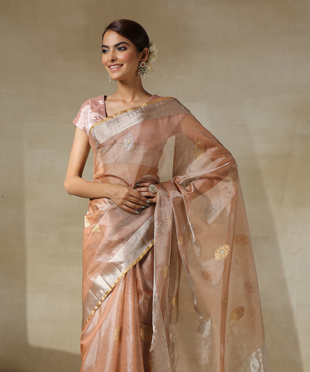 Handloom_Peach_And_Silver_Tissue_Chanderi_Saree_With_Eknaliya_Silver_Booti_WeaverStory_01