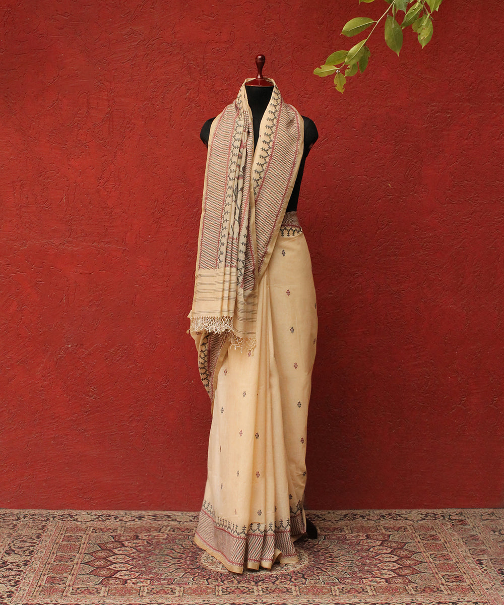 Beige_Handloom_Cotton_Jamdani_Saree_with_Floral_Pallu_WeaverStory_03