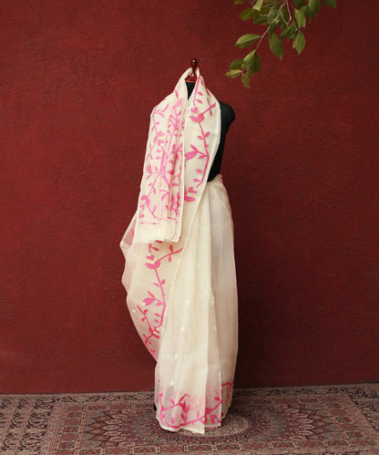 Handloom_Offwhite_Muslin_Dhakai_Jamdani_Saree_With_Pink_Floral_Border_And_Pallu_WeaverStory_03