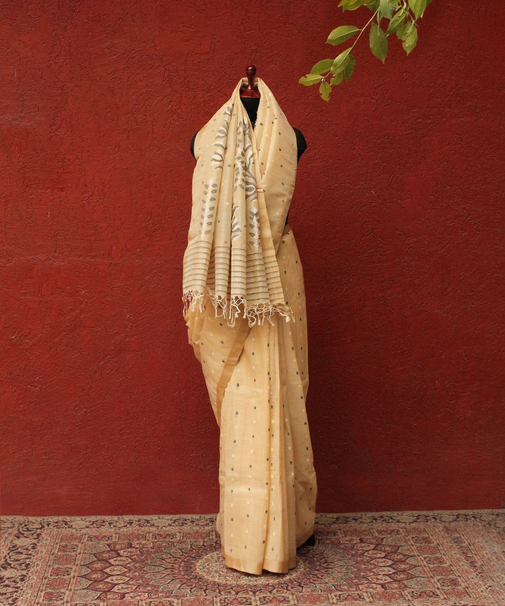 Beige_Handloom_Tussar_Jamdani_Saree_With_Black_And_White_Dots_WeaverStory_03