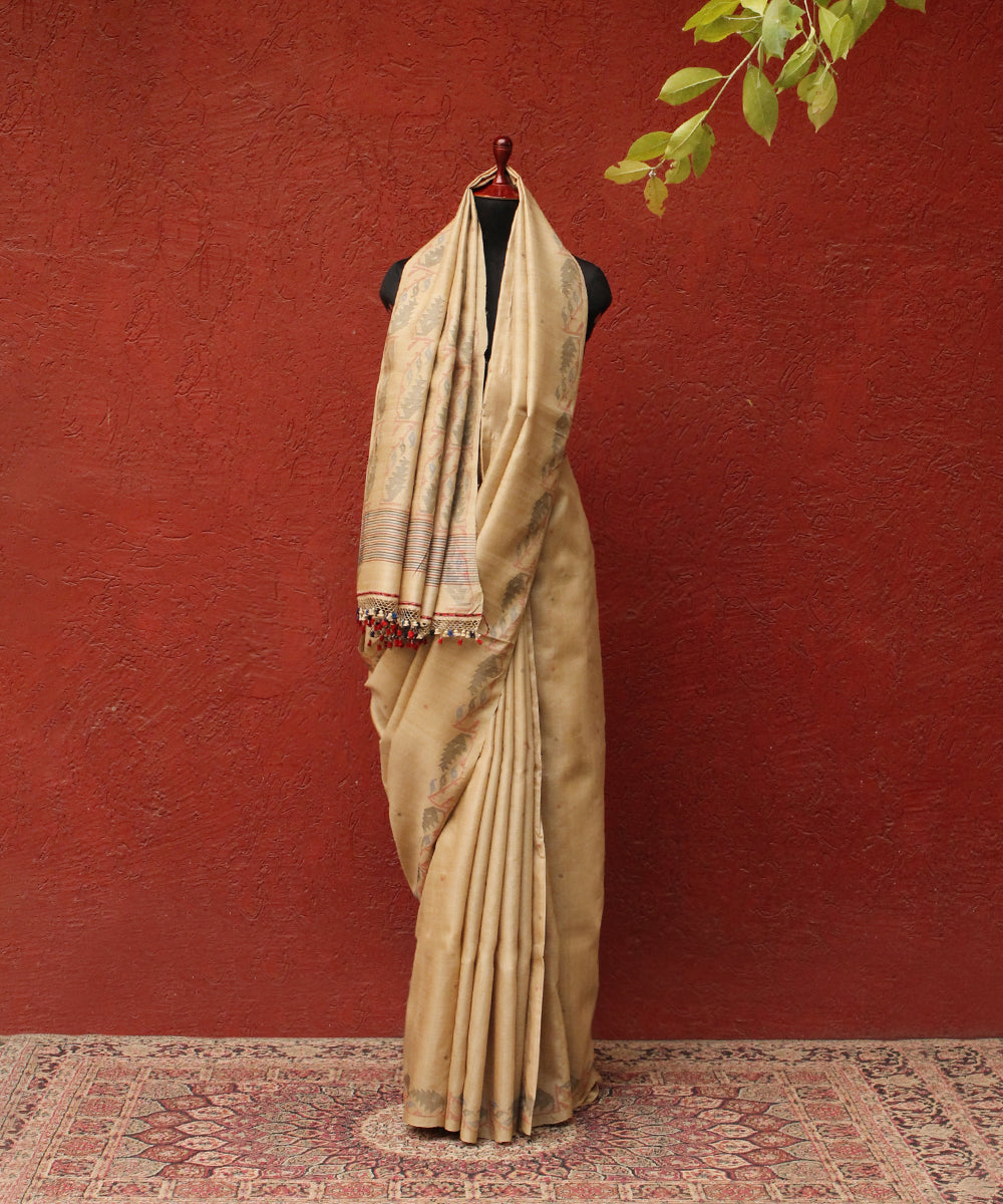 Handloom_Beige_Tussar_Jamdani_Saree_With_Polka_Dots_WeaverStory_02