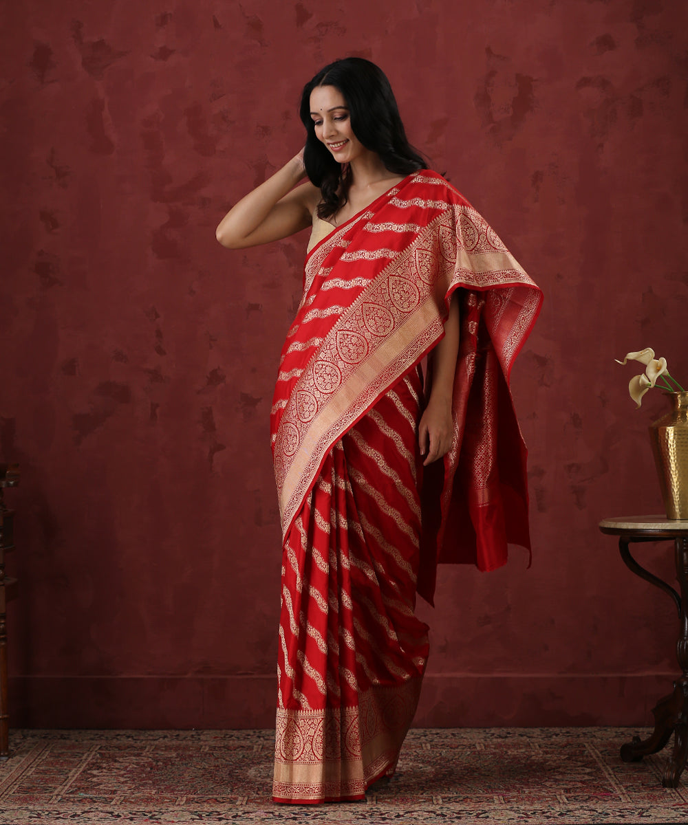 Handloom_Red_Pure_Katan_Silk_Banarasi_Saree_With_Diagonal_Bel_WeaverStory_02