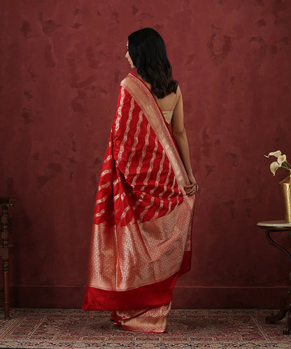 Handloom_Red_Pure_Katan_Silk_Banarasi_Saree_With_Diagonal_Bel_WeaverStory_03