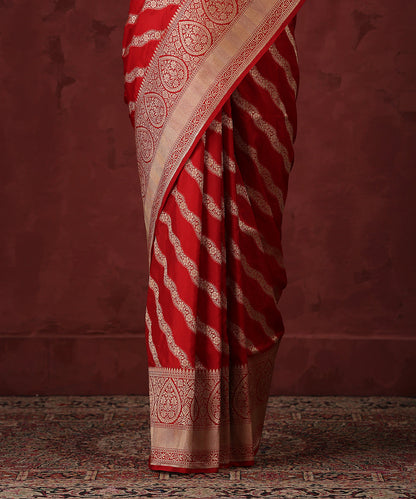 Handloom_Red_Pure_Katan_Silk_Banarasi_Saree_With_Diagonal_Bel_WeaverStory_04