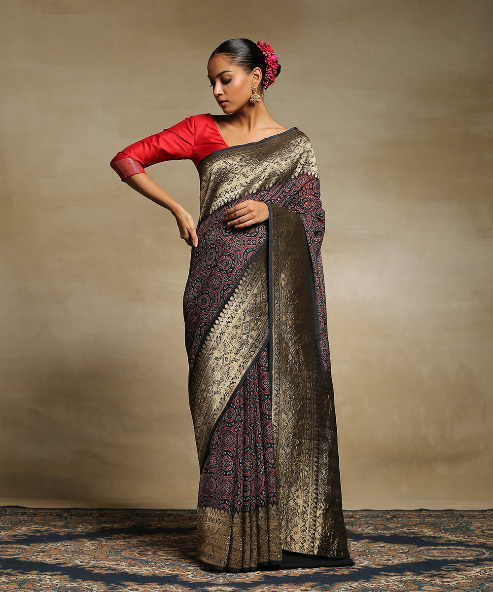 Handloom_Black_Pure_Georgette_Banarasi_Saree_With_Kadhwa_Border_WeaverStory_02