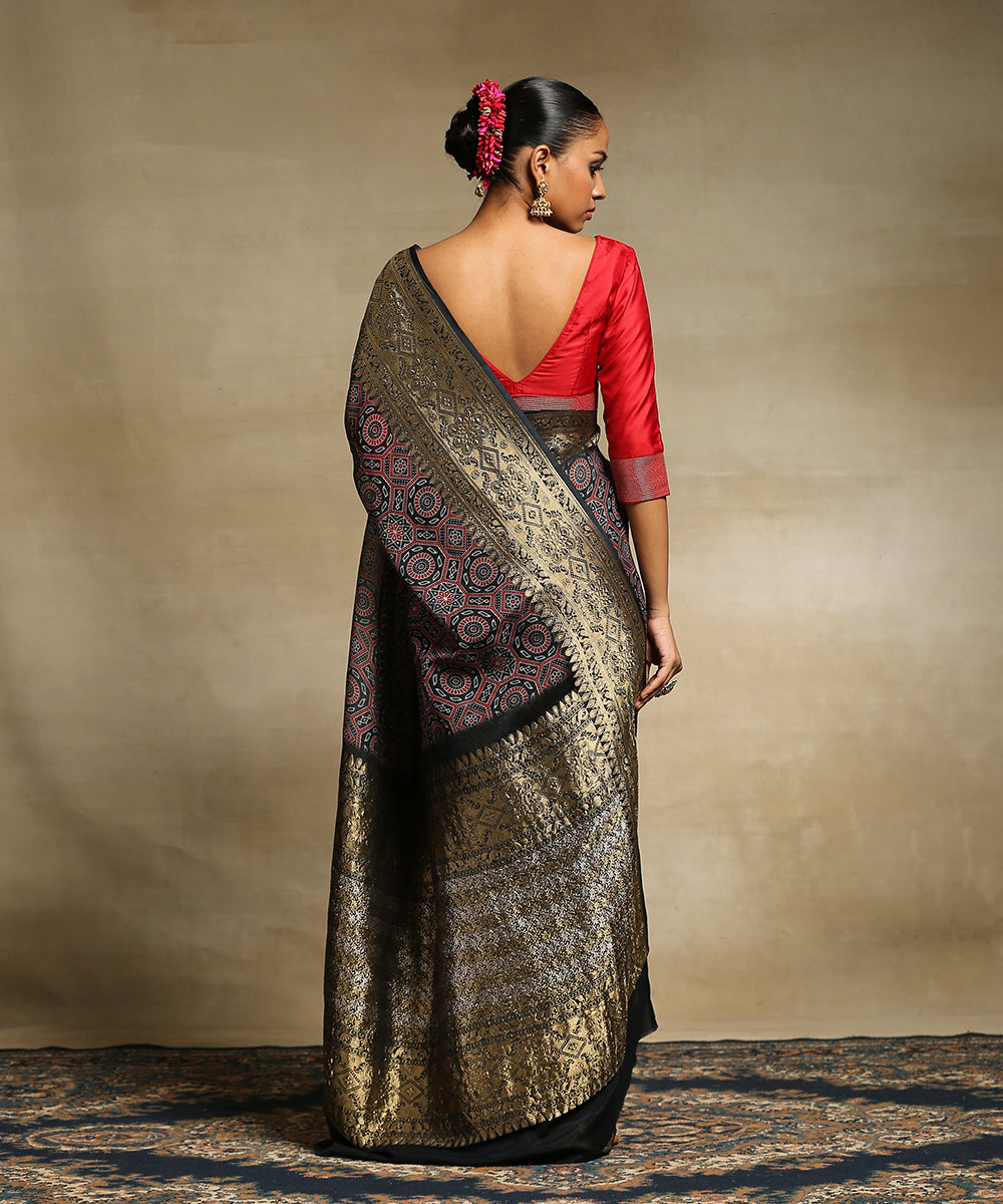 Handloom_Black_Pure_Georgette_Banarasi_Saree_With_Kadhwa_Border_WeaverStory_03