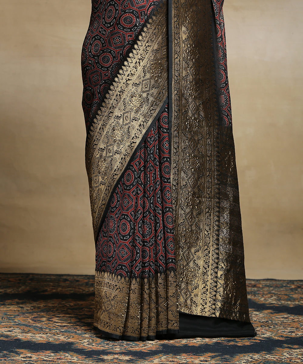 Handloom_Black_Pure_Georgette_Banarasi_Saree_With_Kadhwa_Border_WeaverStory_04