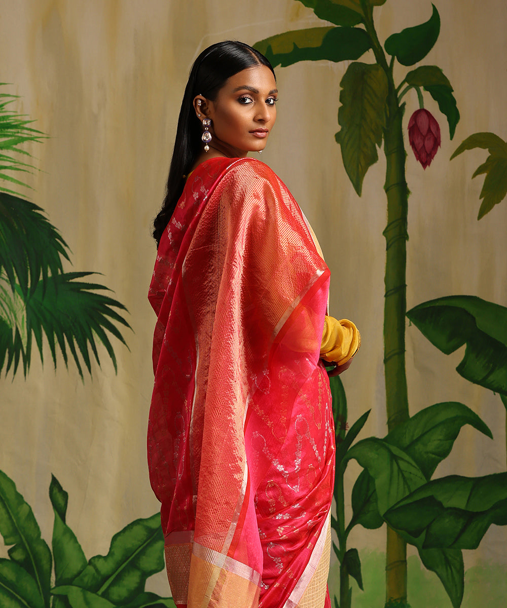 Handloom_Red_And_Pink_Chanderi_Silk_Saree_With_Gold_And_Silver_Chevron_Pattern_WeaverStory_01