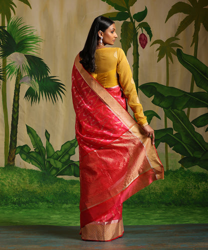 Handloom_Red_And_Pink_Chanderi_Silk_Saree_With_Gold_And_Silver_Chevron_Pattern_WeaverStory_03