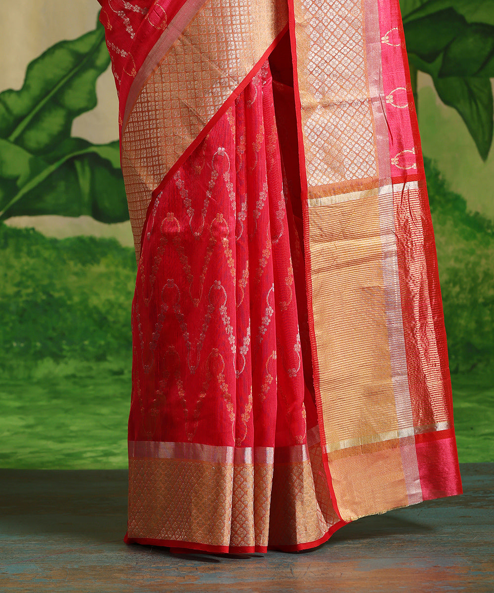 Handloom_Red_And_Pink_Chanderi_Silk_Saree_With_Gold_And_Silver_Chevron_Pattern_WeaverStory_04
