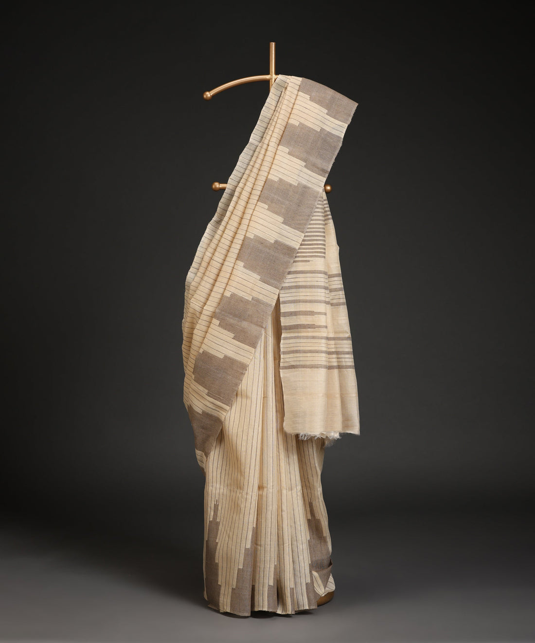 Handloom_Offwhite_Pure_Kosa_Silk_Saree_With_Stripes_And_Temple_Border_In_Grey_WeaverStory_01