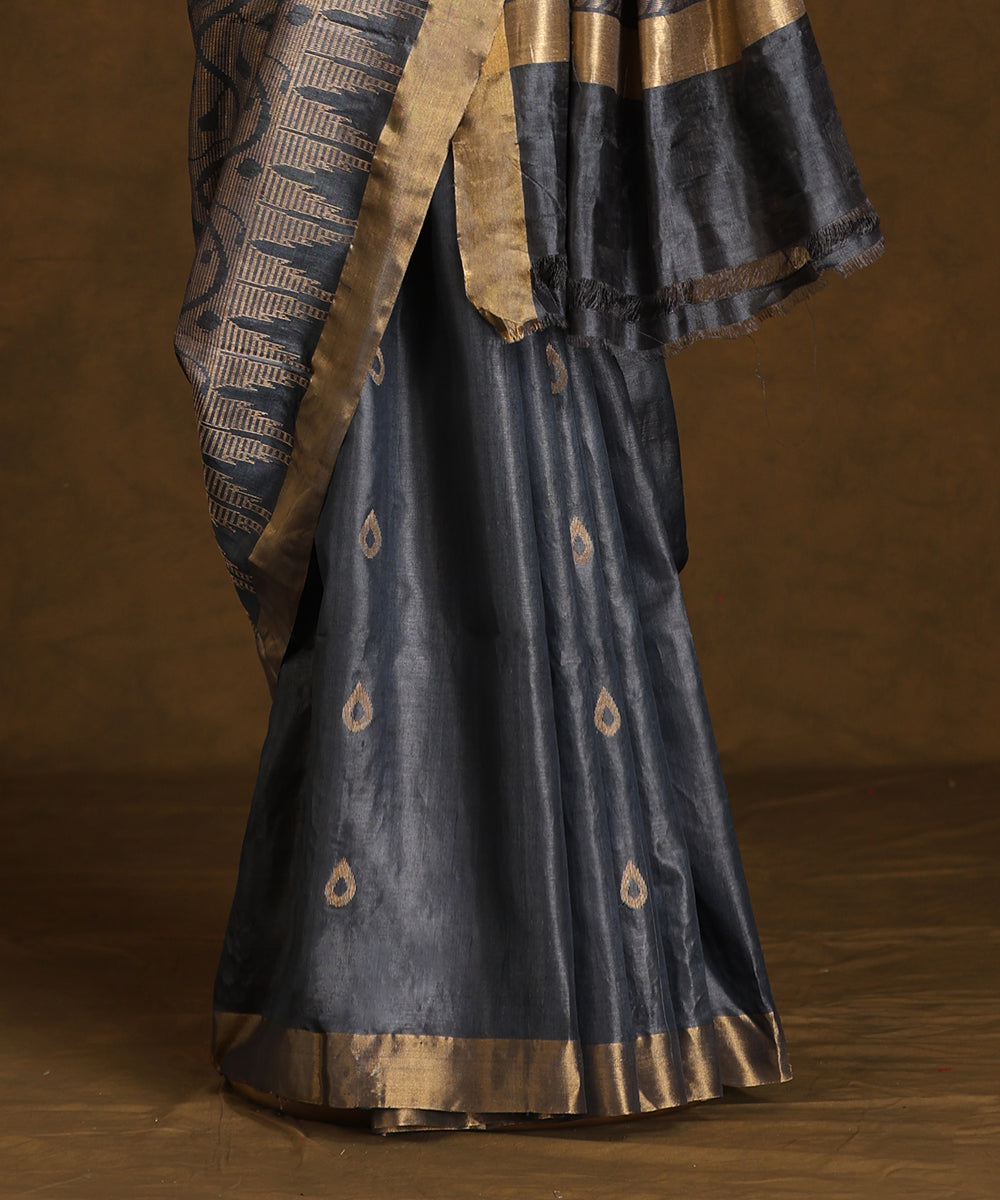 Handloom_Grey_Pure_Kosa_Silk_Saree_With_Booti_And_Golden_Border_WeaverStory_02