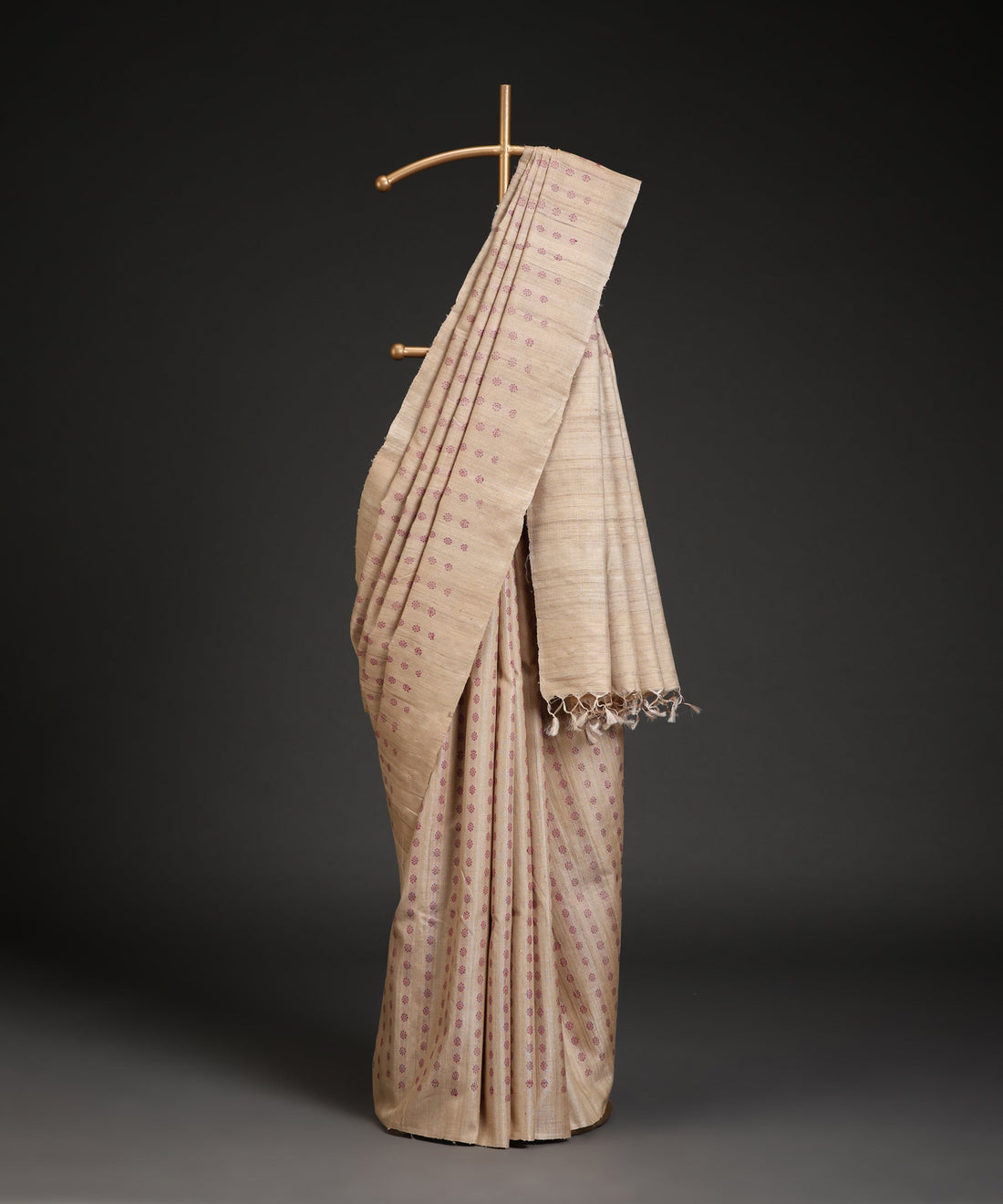 Beige_Handloom_Kosa_Silk_Saree_With_All_Over_Booti_In_Maroon_WeaverStory_01