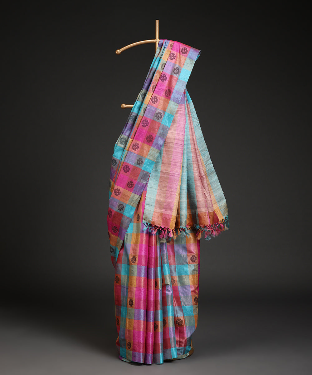 Blue_And_Pink_Handloom_Rangkaat_Checks_Pure_Kosa_Silk_Saree_With_All_Over_Flower_Booti_In_Black_WeaverStory_01
