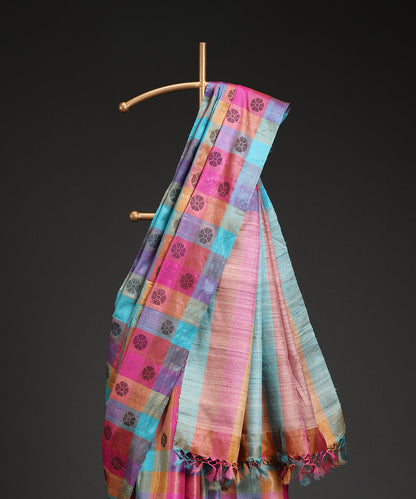 Blue_And_Pink_Handloom_Rangkaat_Checks_Pure_Kosa_Silk_Saree_With_All_Over_Flower_Booti_In_Black_WeaverStory_02