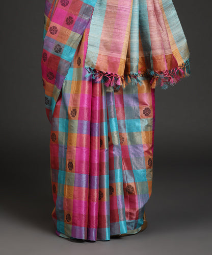 Blue_And_Pink_Handloom_Rangkaat_Checks_Pure_Kosa_Silk_Saree_With_All_Over_Flower_Booti_In_Black_WeaverStory_03
