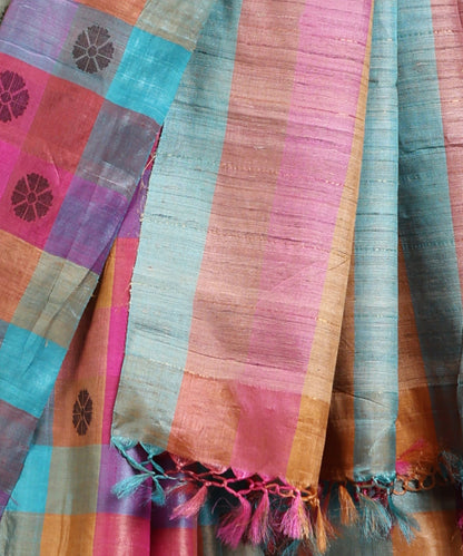 Blue_And_Pink_Handloom_Rangkaat_Checks_Pure_Kosa_Silk_Saree_With_All_Over_Flower_Booti_In_Black_WeaverStory_04