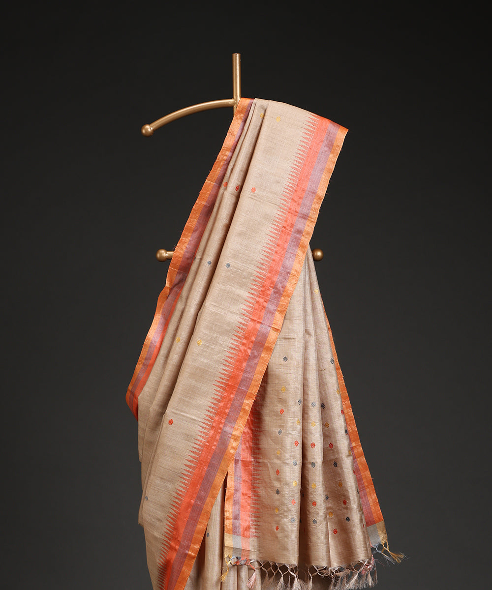 Handloom_Beige_Kosa_Silk_Saree_With_Temple_Border_In_Orange_WeaverStory_02