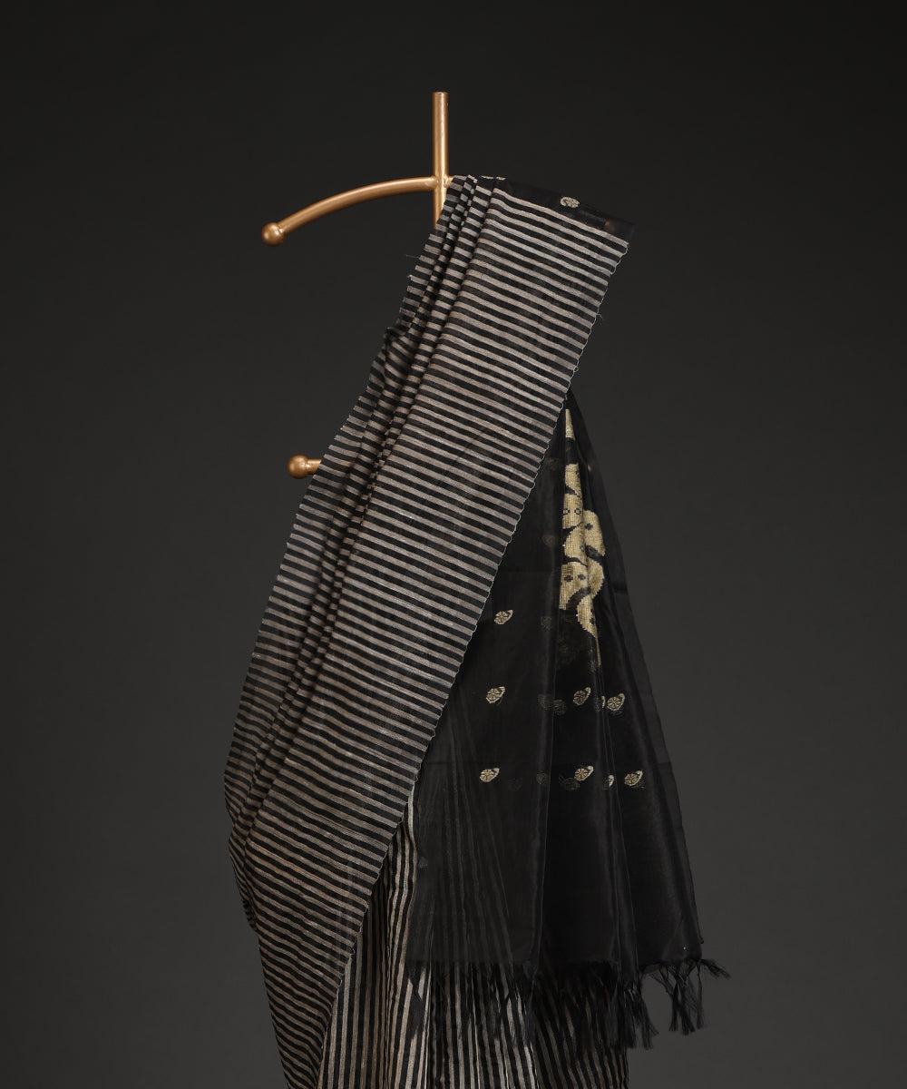 Handloom_Black_And_Beige_Striped_Kosa_Silk_Saree_With_Big_Motif_In_Pallu_WeaverStory_02