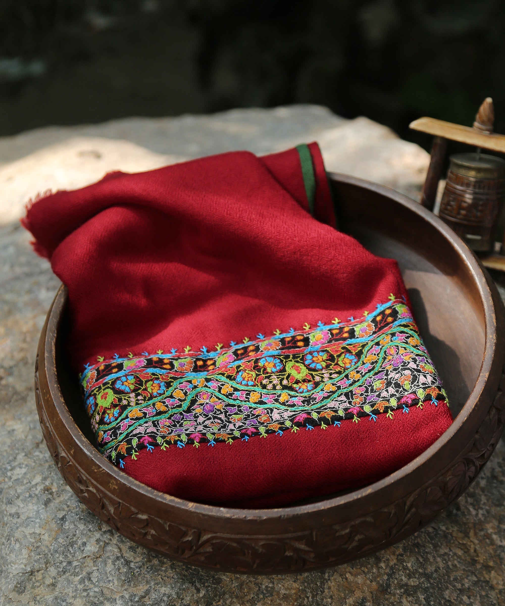 Handwoven_Red_Pure_Pashmina_Stole_With_Hand_Appliqued_Kalamkari_And_Sozni_Border_WeaverStory_01
