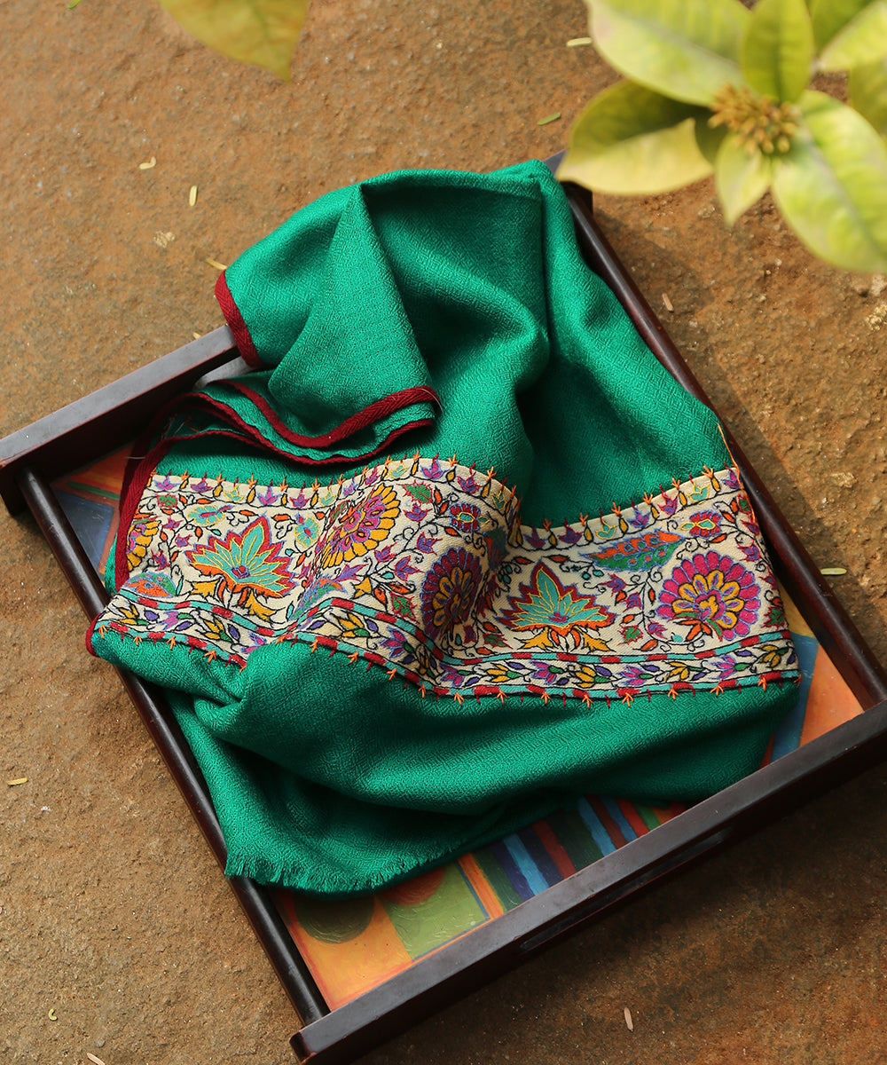Green_Handwoven_Pure_Pahsmina_Stole_With_Hand_Appliqued_Kashidakari_Border_WeaverStory_01
