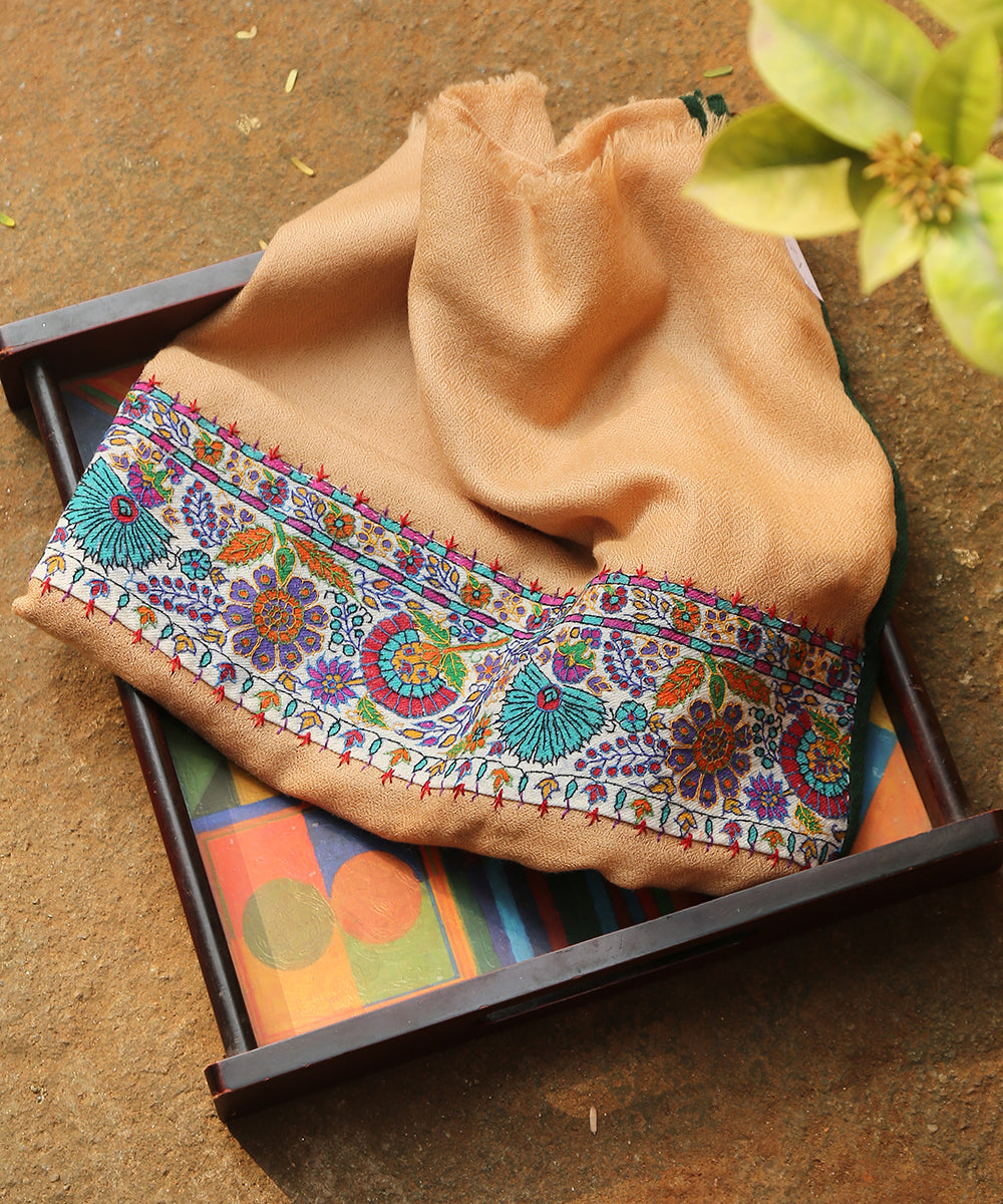 Handwoven_Beige_Pure_Pahsmina_Stole_With_Hand_Appliqued_Kashidakari_Border_WeaverStory_01