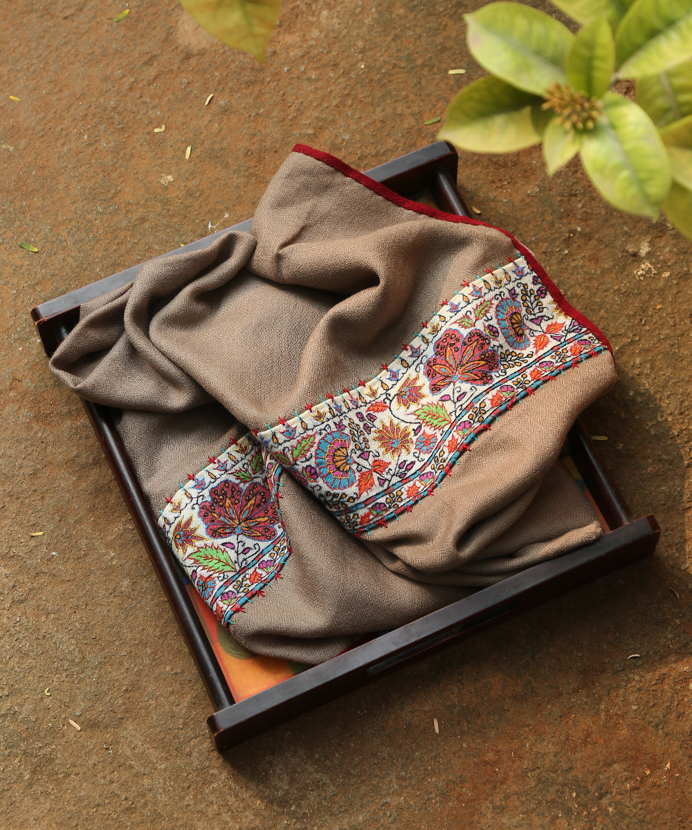 Grey_Handwoven_Pure_Pahsmina_Stole_With_Hand_Appliqued_Kashidakari_Border_WeaverStory_01