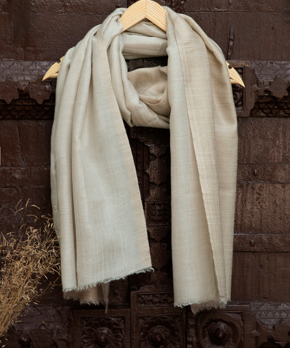 Cream_And_Blye_Handwoven_Double_Shade_Pure_Pashmina_Ladies_Stole_WeaverStory_01