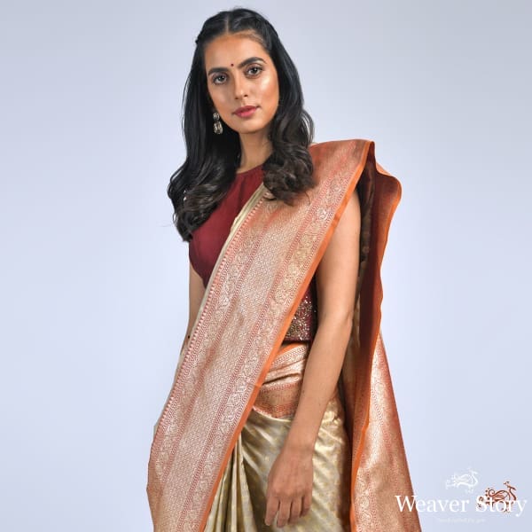 Beige_small_booti_katan_silk_saree_with_rust_kadhiyal_border_WeaverStory_01