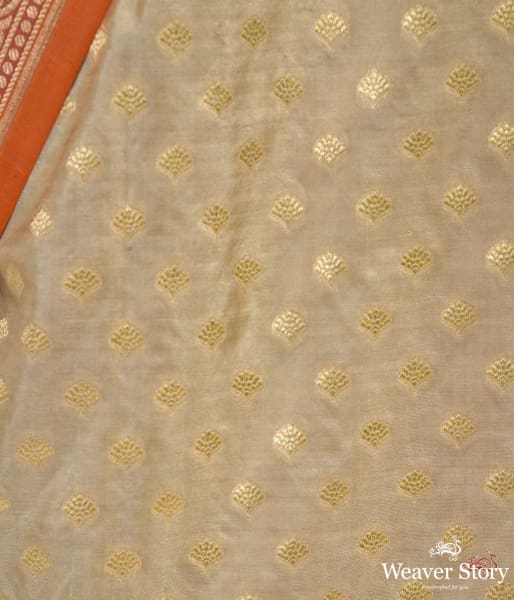 Beige_small_booti_katan_silk_saree_with_rust_kadhiyal_border_WeaverStory_03