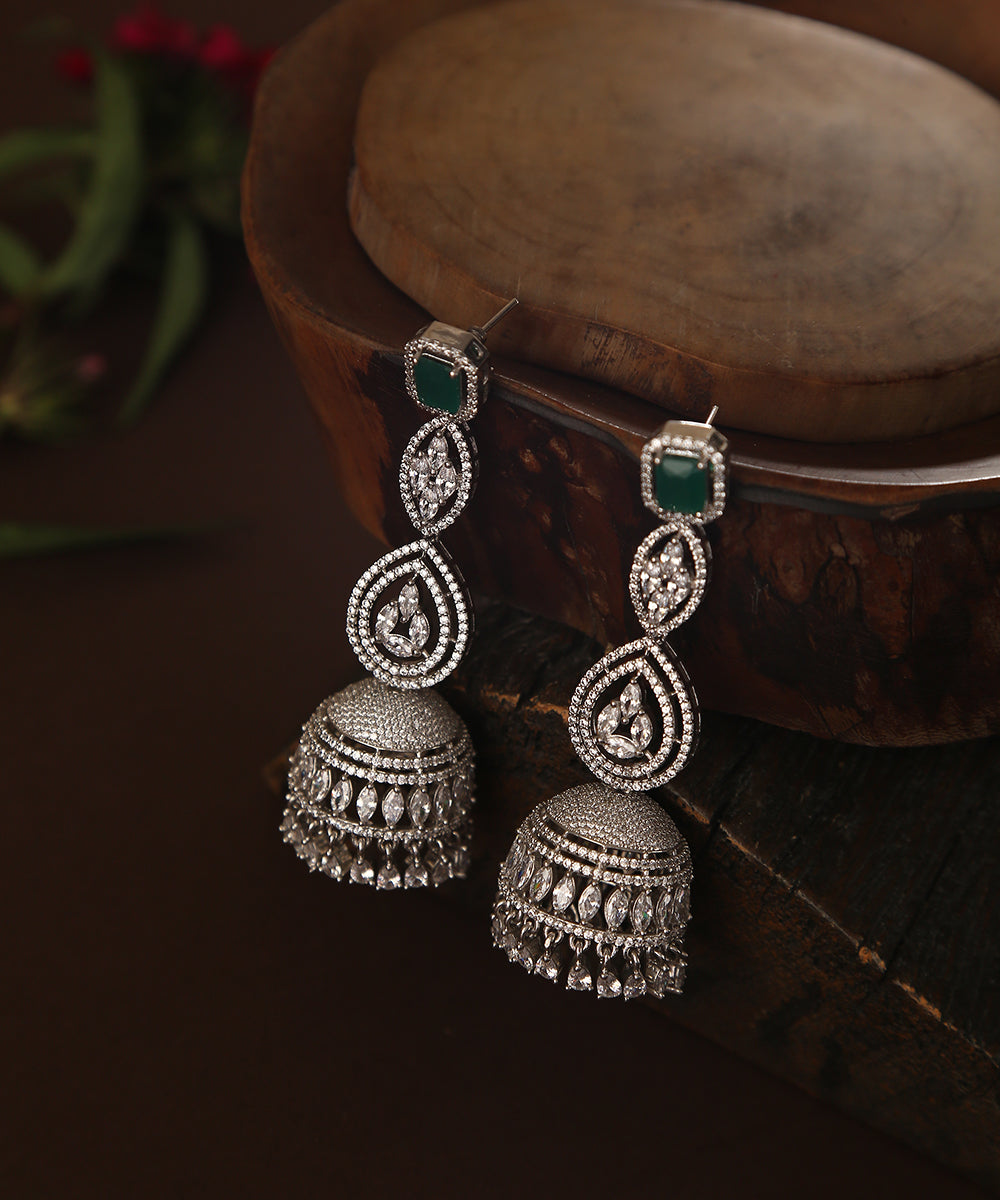 Kaneeza_Handcrafted_Earrings_With_Emeralds_And_Moissanite_Kundan_WeaverStory_01