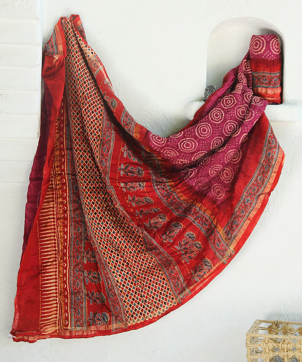 Handloom_Red_And_Pink_Maheshwari_Silk_Bandhani_Saree_With_Hand_Block_Ajrakh_Print_WeaverStory_01