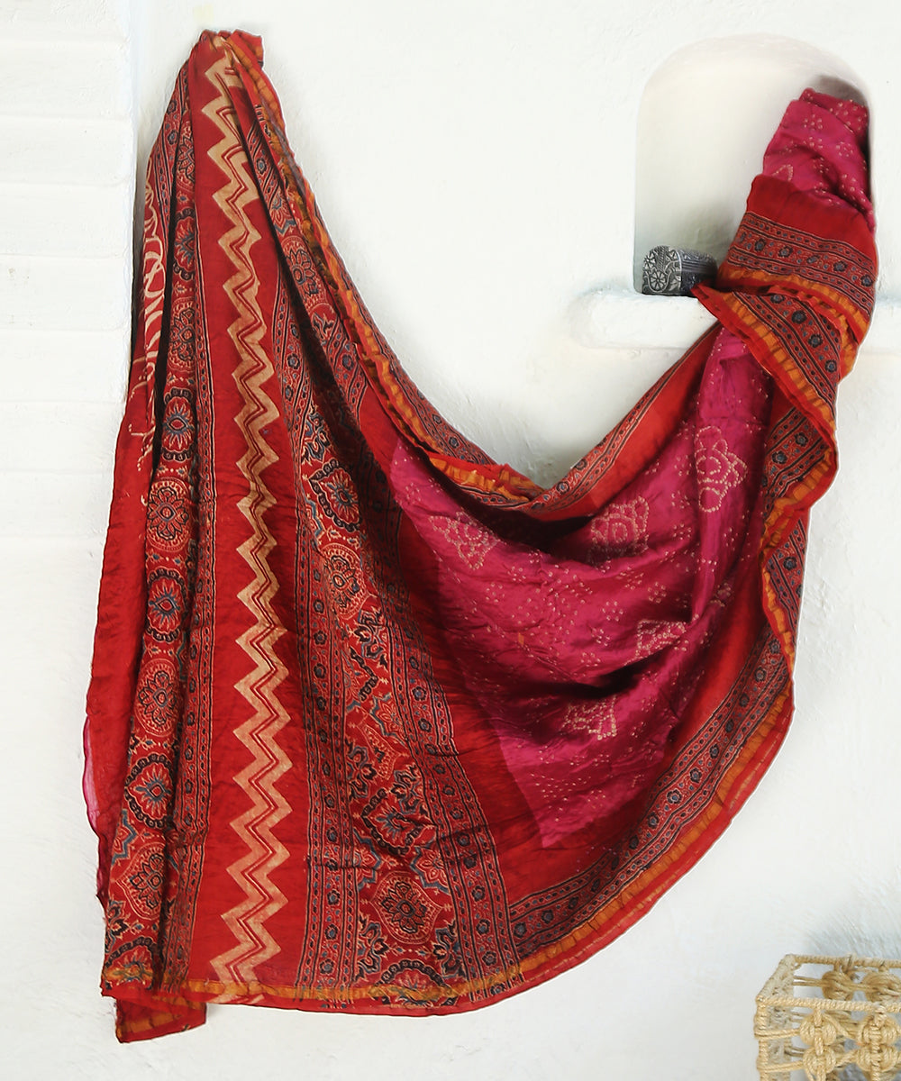 Red_And_Pink_Handloom_Maheshwari_Silk_Bandhani_Saree_With_Hand_Block_Ajrakh_Print_WeaverStory_01