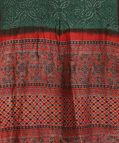 Handloom_Green_And_Red_Maheshwari_Silk_Bandhani_Saree_With_Hand_Block_Ajrakh_Print_WeaverStory_03