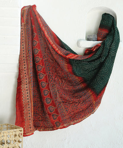 Handloom_Red_And_Green_Maheshwari_Silk_Bandhani_Saree_With_Hand_Block_Ajrakh_Print_WeaverStory_01