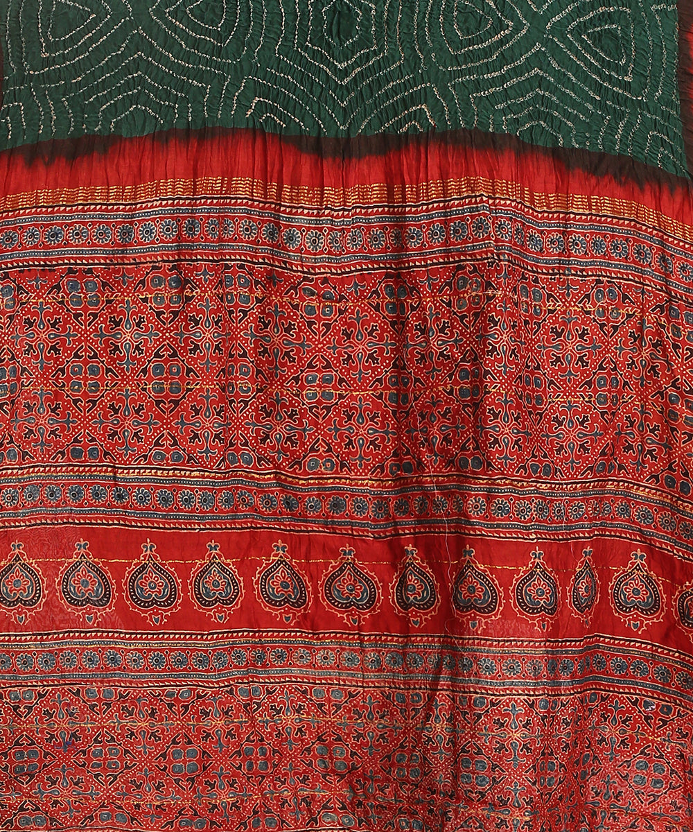 Handloom_Red_And_Green_Maheshwari_Silk_Bandhani_Saree_With_Hand_Block_Ajrakh_Print_WeaverStory_03