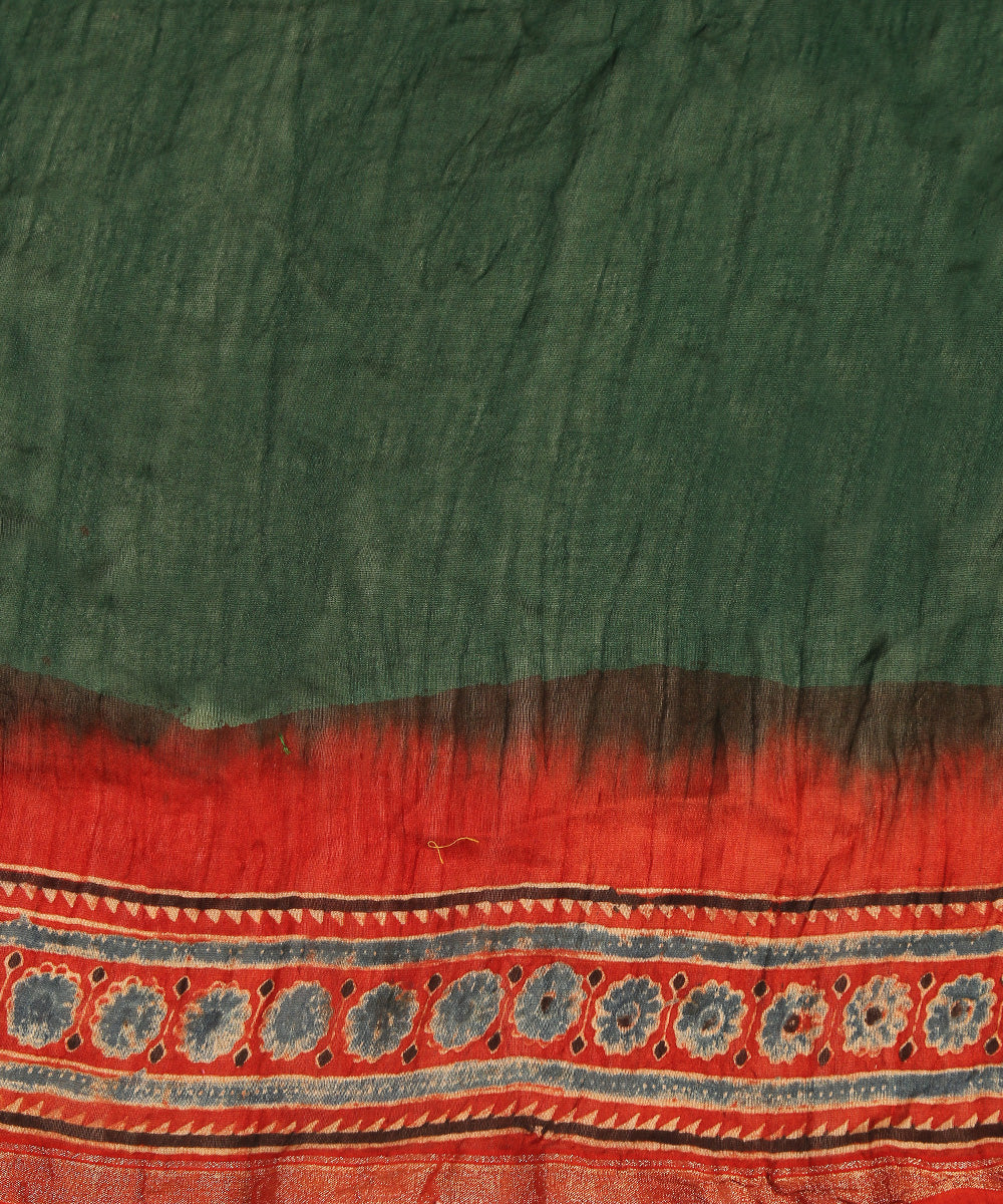 Handloom_Red_And_Green_Maheshwari_Silk_Bandhani_Saree_With_Hand_Block_Ajrakh_Print_WeaverStory_04