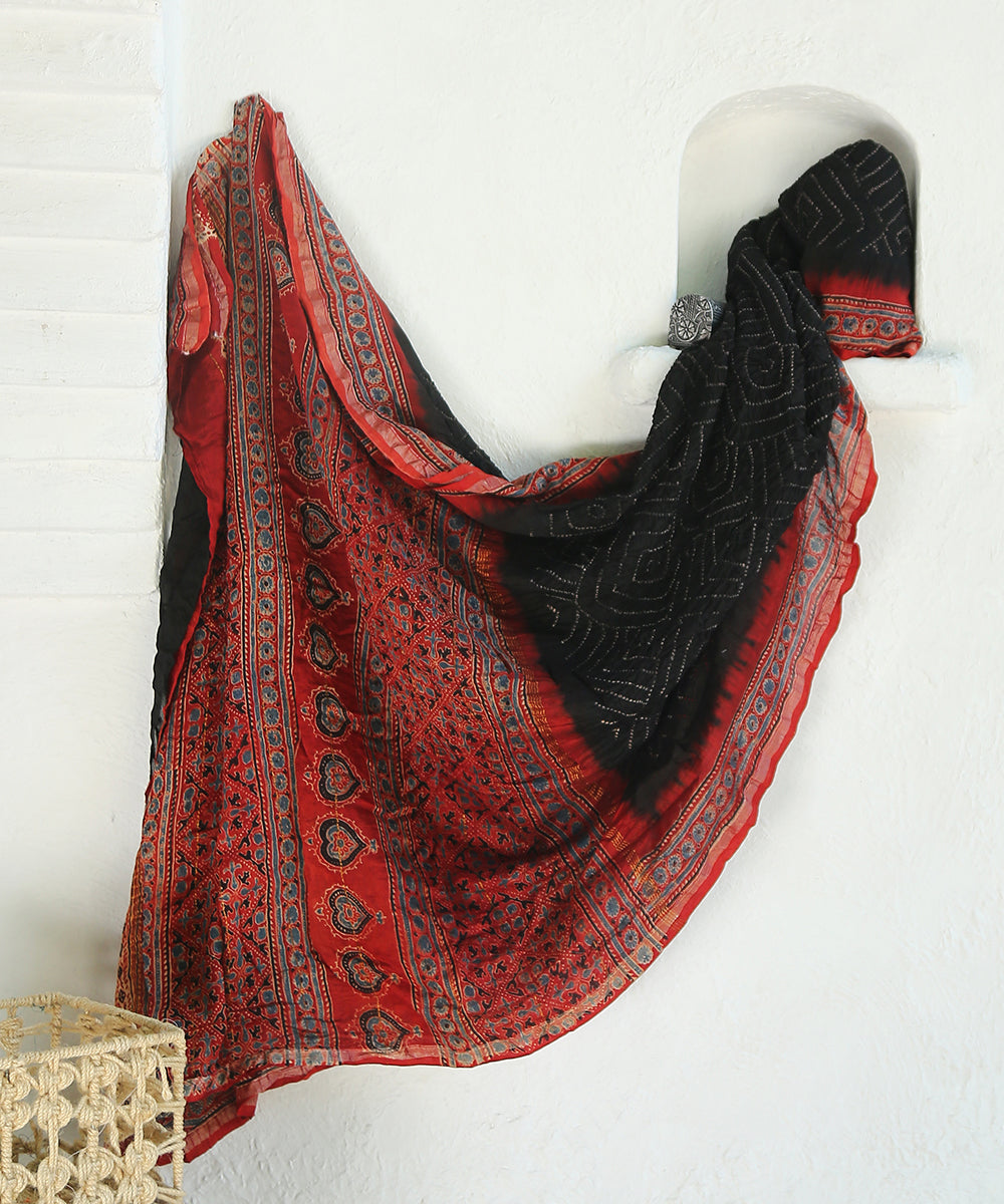 Handloom_Red_And_Black_Maheshwari_Silk_Bandhani_Saree_With_Hand_Block_Ajrakh_Print_WeaverStory_01