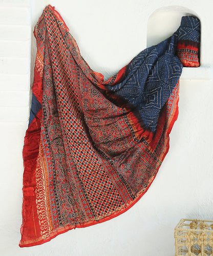 Handloom_Red_And_Blue_Maheshwari_Silk_Bandhani_Saree_With_Hand_Block_Ajrakh_Print_WeaverStory_01