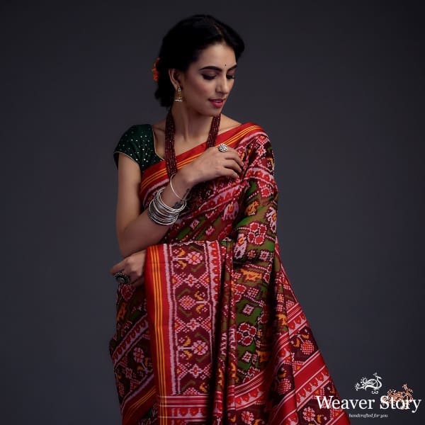 Pure_silk_Gujarat_Patola_saree_in_Green_and_red_dual__and_animal_motifs_woven_diagonally_WeaverStory_01